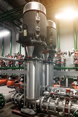 Industriepumpen in einem Maschinenraum